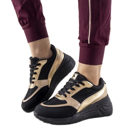 Schwarze Sneaker mit goldenen Montessori-Einsätzen