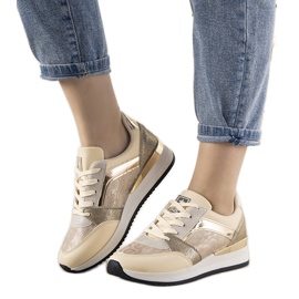Beige Sneaker mit Schlangenhautmuster von Frances golden