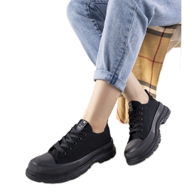 Schwarze Sneaker auf dicker Beat-Sohle