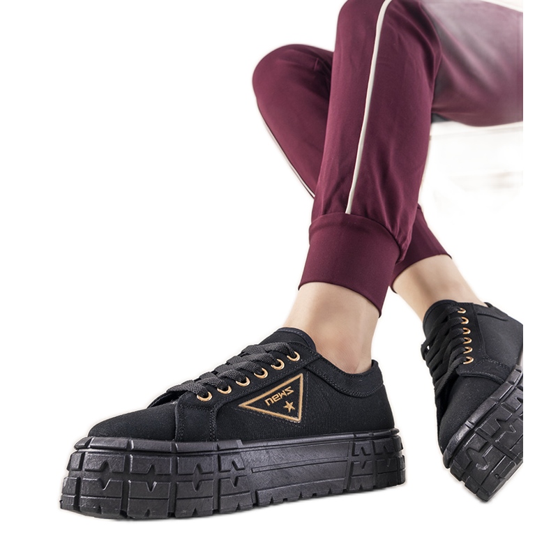 Schwarze Sneaker auf dicker Giselle-Sohle