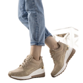 Beige Sneaker mit Schlangenhautmuster von Halsey