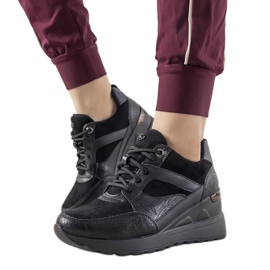 Schwarze Sneaker mit Schlangenhautmuster von Halsey