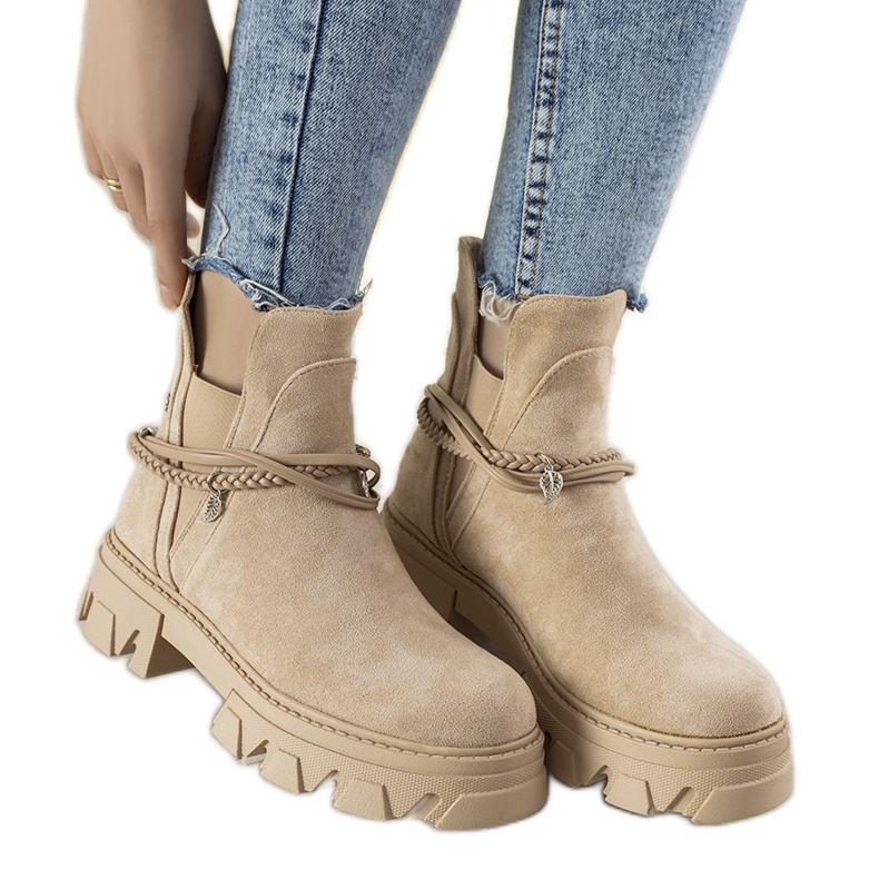 Beige Stiefel mit einem Fearless Armband