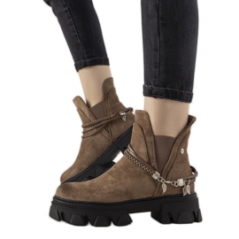 Braune Stiefel mit einem Fearless Armband