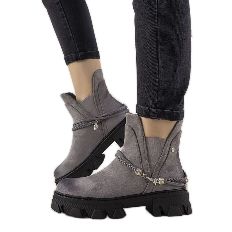 Graue Stiefel mit einem Fearless Armband