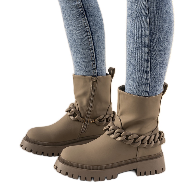 Beige Stiefel mit Kette Inspiration