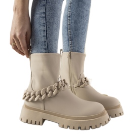 Cremefarbene Stiefel mit Ketteninspiration beige