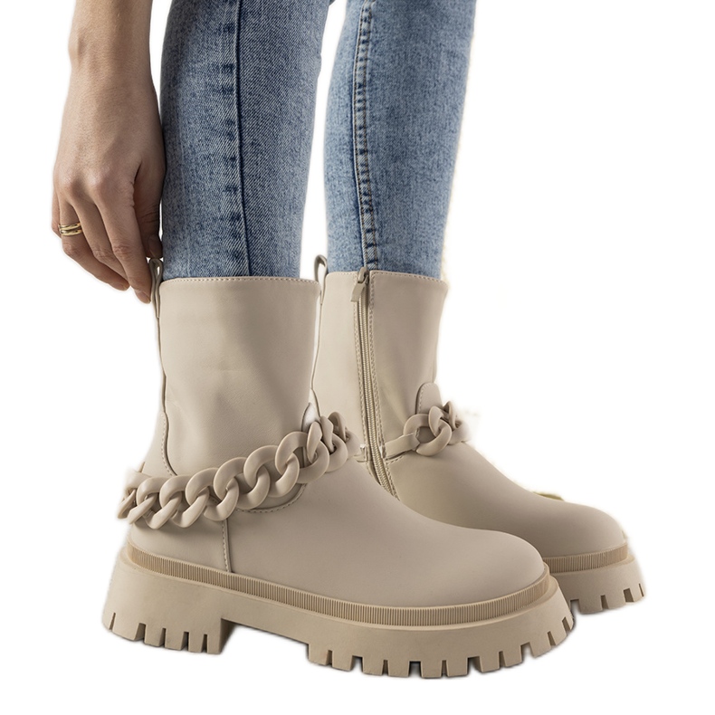Cremefarbene Stiefel mit Ketteninspiration beige
