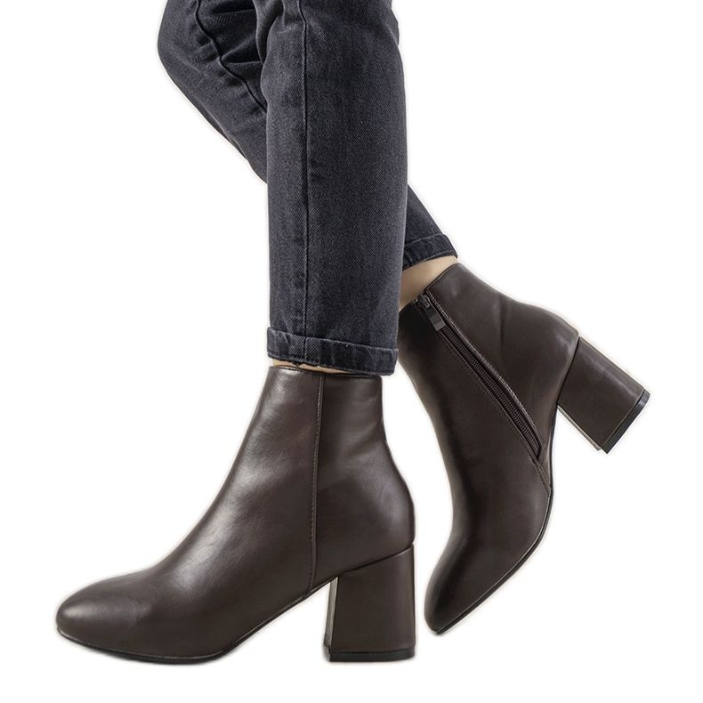Elegante braune Stiefeletten am Hale-Pfosten