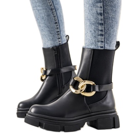 Schwarze Stiefel mit Trinity-Kette