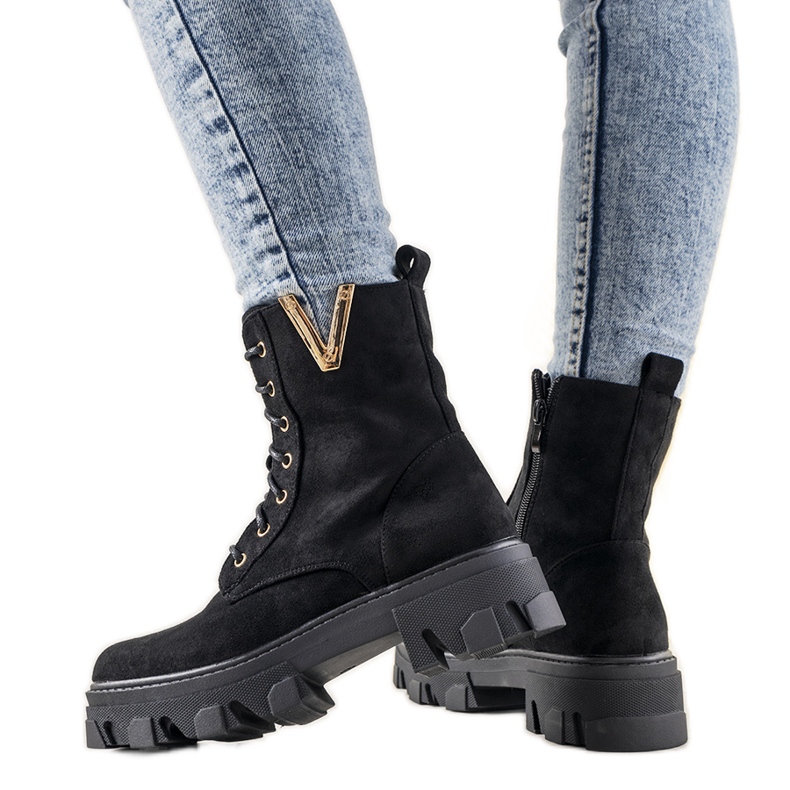 Schwarze Stiefel auf einer hohen Rudes-Sohle