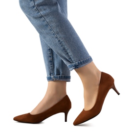 Braune Pumps auf einem niedrigen Campbell-Absatz