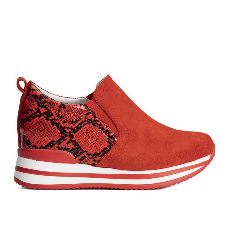 Rote Sneaker auf dem Infinitale-Wedge