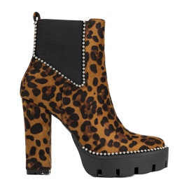 Braune Stiefel am Pfosten im Leopardenmuster Leo