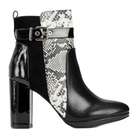 Schwarze Stiefeletten am Peggie-Pfosten