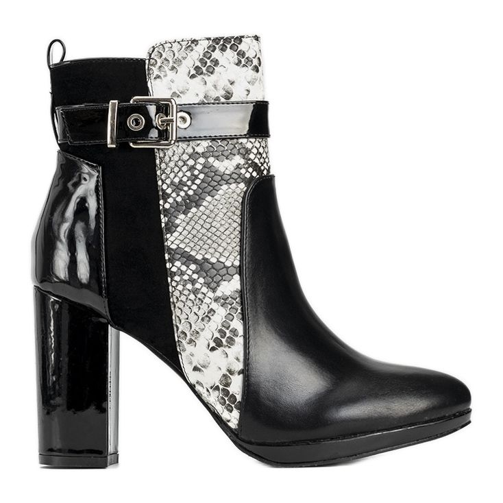 Schwarze Stiefeletten am Peggie-Pfosten