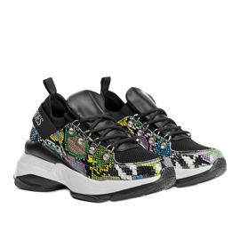 Schwarze Sneaker auf Lissas hoher Sohle