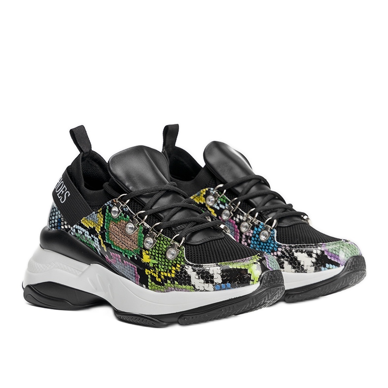 Schwarze Sneaker auf Lissas hoher Sohle