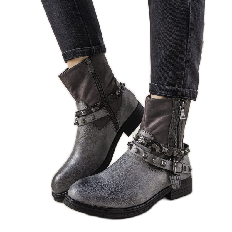 Graue Stiefel mit einem besetzten Elffie-Stirnband