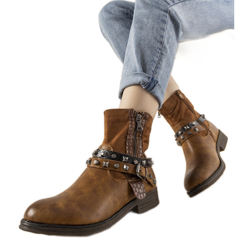 Braune Stiefel mit einem besetzten Elffie-Stirnband