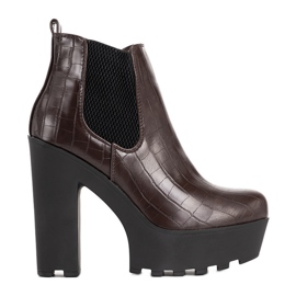 Braune Stiefeletten auf dem Zellola Post