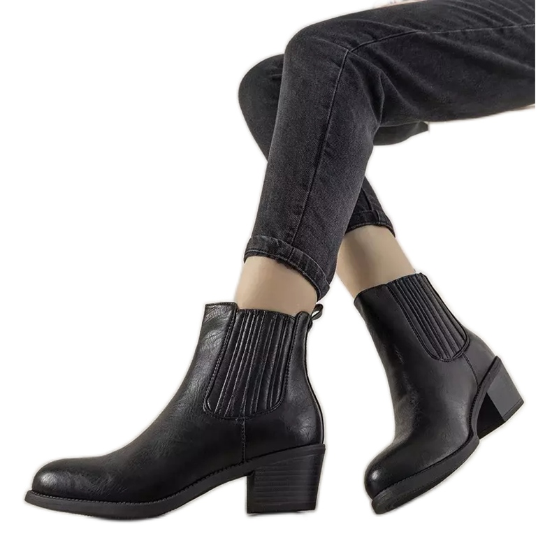 Schwarze Slip-On-Stiefeletten am Pena-Pfosten