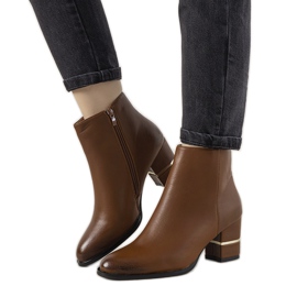 Braune klassische Stiefel auf dem Arteaga-Pfosten