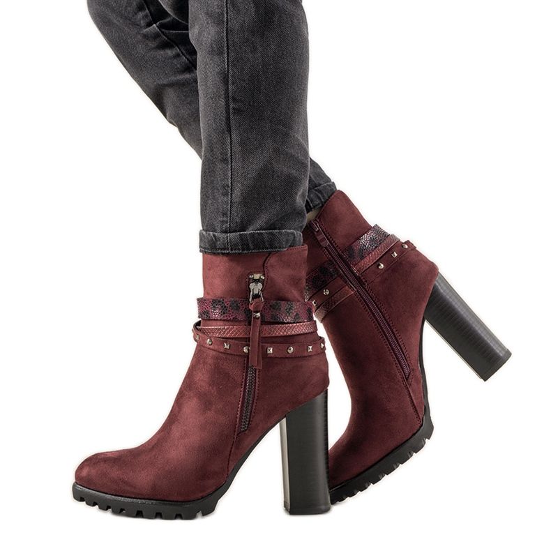 Barella Damen kastanienbraune Wildlederstiefel auf der Post rot