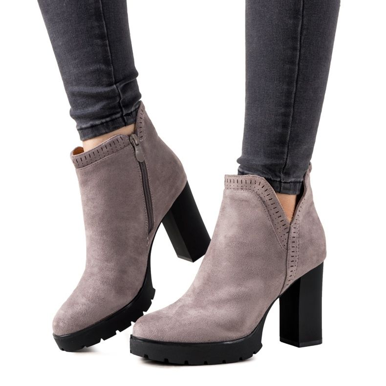 Graue Stiefel auf dem Bushido-Pfosten