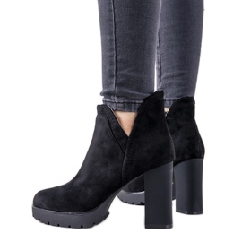 Schwarze Stiefel auf dem Bushido-Pfosten