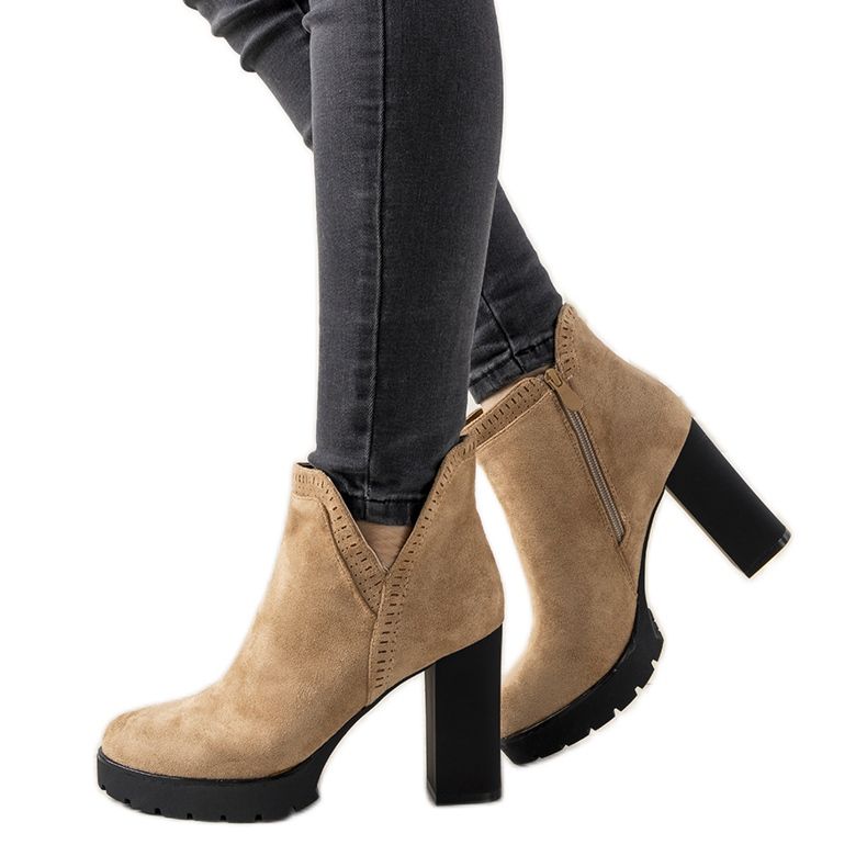 Beige Stiefel auf dem Bushido-Pfosten