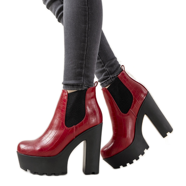 Rote Stiefeletten auf dem Zellola Post