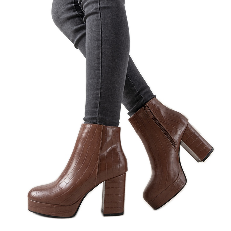 Braune Stiefel auf dem Posten von Usinaya