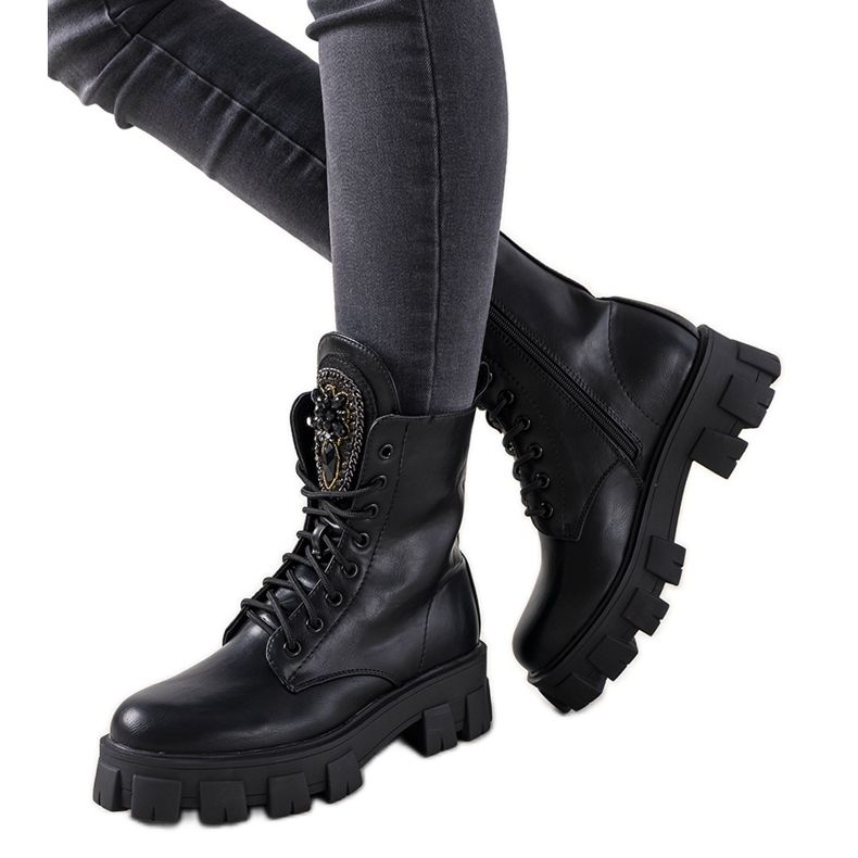 Schwarze Trapper mit dekorativer Römerzunge