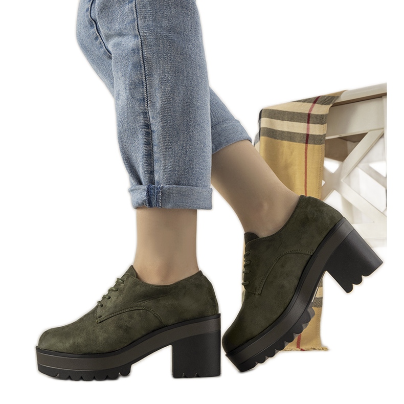 Grüne, tief ausgeschnittene Stiefeletten am Cecina-Pfosten