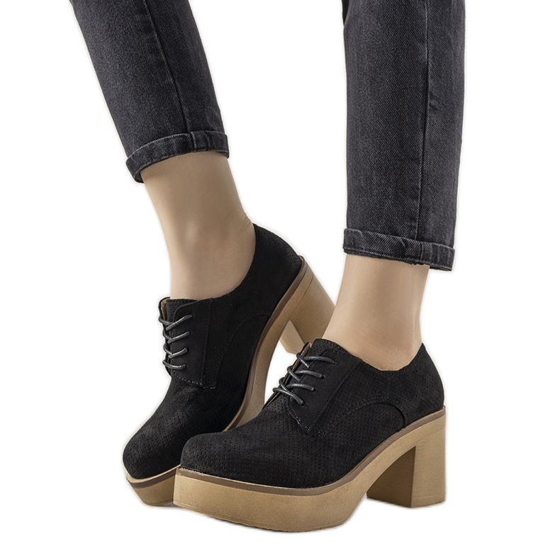 Schwarze Schnürstiefeletten am Cascio Post