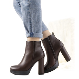 Klassische braune Damenstiefelette auf dem Feria-Posten