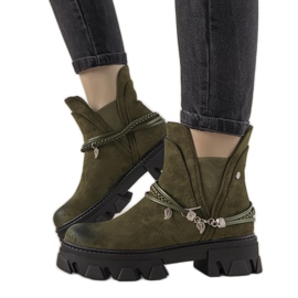 Grüne Stiefel mit einem Fearless Armband