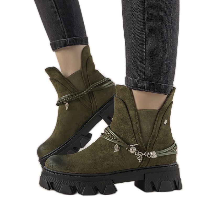 Grüne Stiefel mit einem Fearless Armband