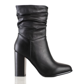 Lovery Hohe Stiefel mit faltigem Obermaterial schwarz