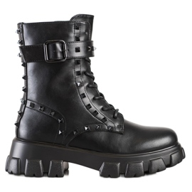 Erynn Arbeiter mit schwarzen Nieten