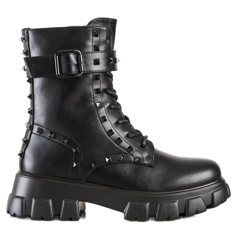 Erynn Arbeiter mit schwarzen Nieten