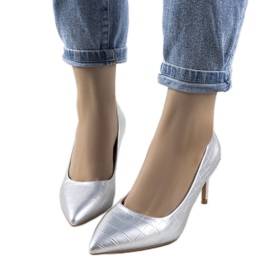 Silberne Pumps auf einem Byatt Stilettoabsatz