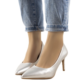 Klassische silberne Pumps auf einem Isla-Stilettoabsatz