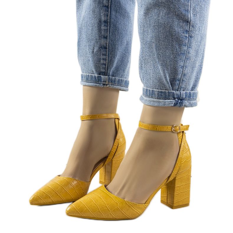 Senffarbene Pumps auf dem Davies-Post gelb