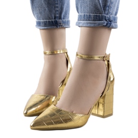 Goldene Pumps an der Davies-Säule