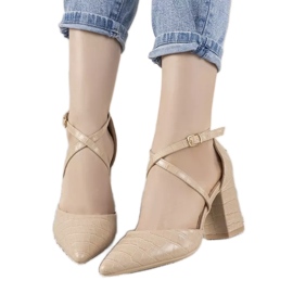 Beige Pumps auf einem Strutt-Pfosten
