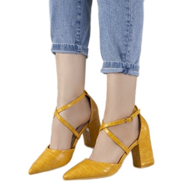 Gelbe Pumps am Strutt-Pfosten