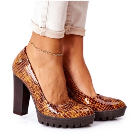 Lederpumps an einer Bar Maciejka 02629-50 Lackiertes Erz braun