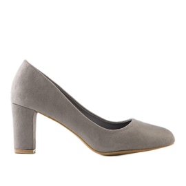 Graue klassische Pumps am Barrington-Pfosten